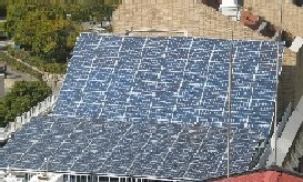 屋根一帯にソーラーパネルが敷き詰められている太陽光発電の写真